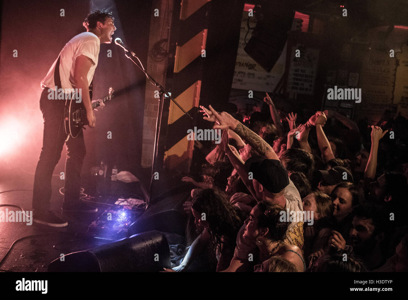 Sydney, Australia - 6 October 2016: Hockey papà eseguire il loro album concerto tour 'Boronia' presso la Oxford Art Factory a Sydney, in Australia. Atti di supporto incluse TV al mattino e l'orrore del mio amico. Nella foto è il papà di Hockey perfoming. Credito: mjmediabox/Alamy Live News Foto Stock