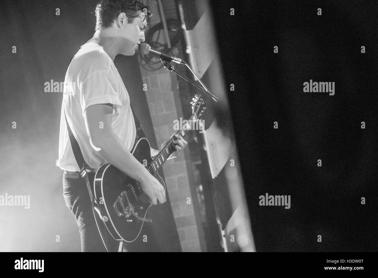 Sydney, Australia - 6 October 2016: Hockey papà eseguire il loro album concerto tour 'Boronia' presso la Oxford Art Factory a Sydney, in Australia. Atti di supporto incluse TV al mattino e l'orrore del mio amico. Nella foto è il papà di Hockey perfoming. Credito: mjmediabox/Alamy Live News Foto Stock