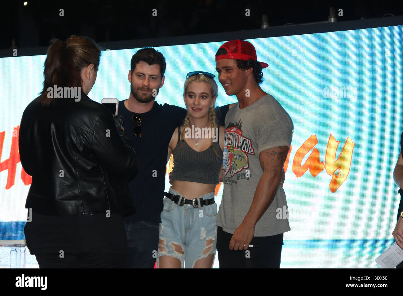 Sydney, Australia. 6 ottobre 2016. La notte a base di noodle mercato aperto in Hyde Park, Sydney come parte del buon cibo al mese. Nella foto: Home e lontano gli attori Jackson Heywood e Orpheus Pledger. Credito: Richard Milnes/Alamy Live News Foto Stock