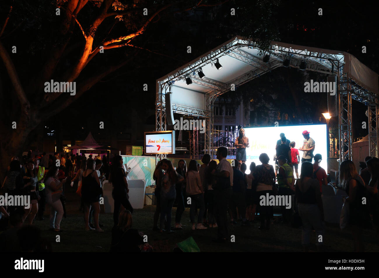 Sydney, Australia. 6 ottobre 2016. La notte a base di noodle mercato aperto in Hyde Park, Sydney come parte del buon cibo al mese. Nella foto: Home e lontano gli attori Jackson Heywood e Orpheus Pledger. Credito: Richard Milnes/Alamy Live News Foto Stock