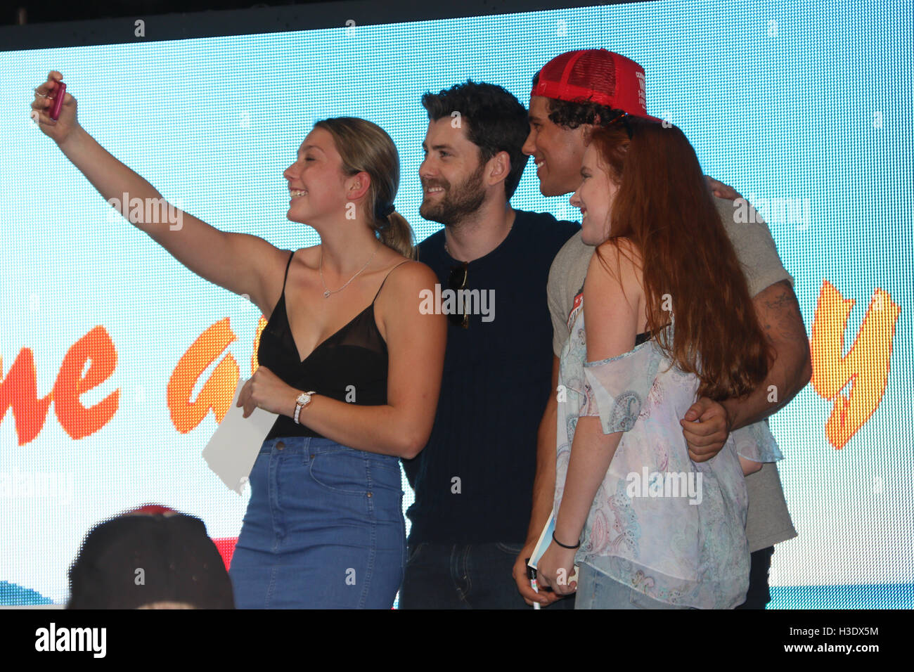 Sydney, Australia. 6 ottobre 2016. La notte a base di noodle mercato aperto in Hyde Park, Sydney come parte del buon cibo al mese. Nella foto: Home e lontano gli attori Jackson Heywood e Orpheus Pledger. Credito: Richard Milnes/Alamy Live News Foto Stock