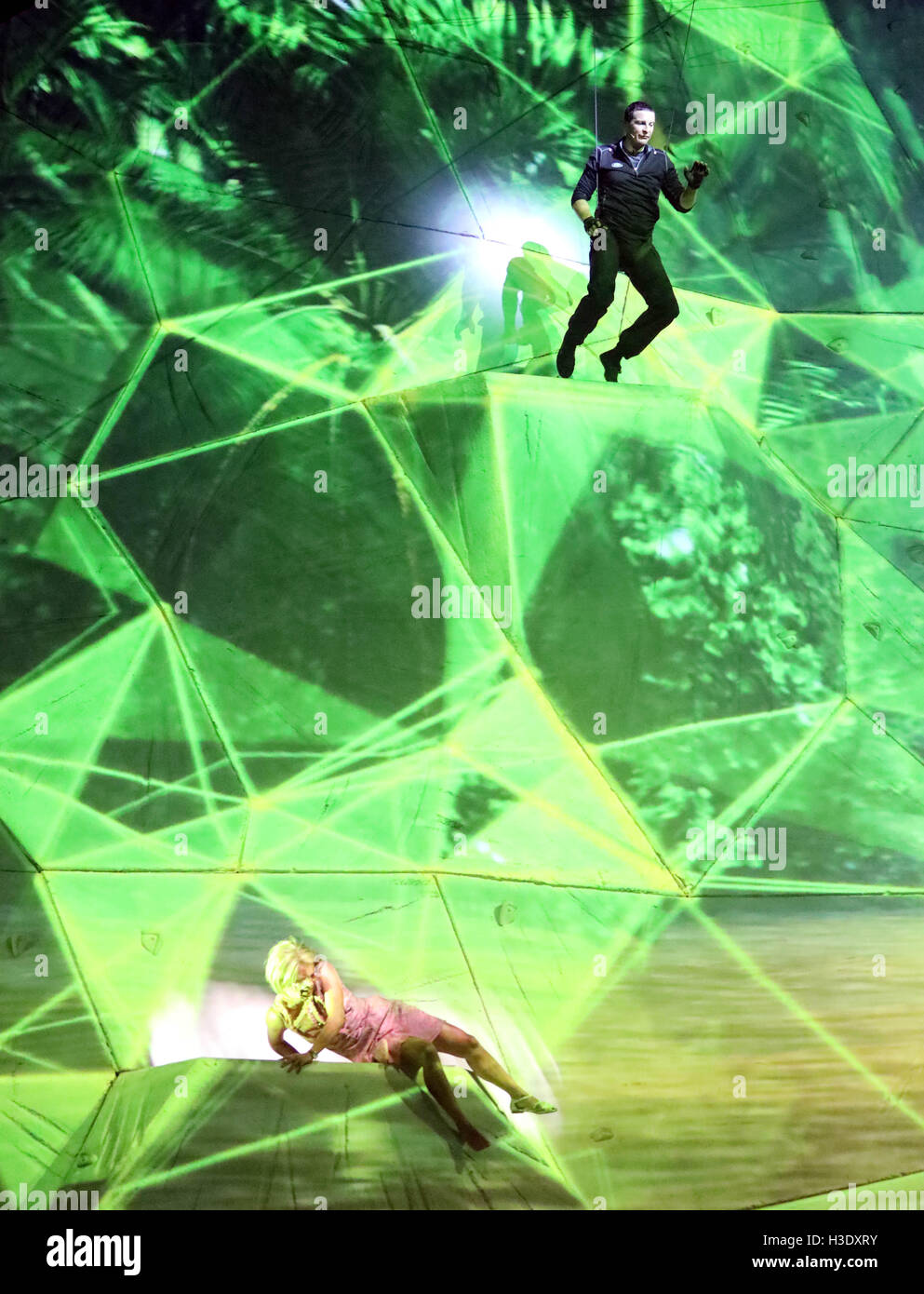 Londra, Regno Unito. Il 6 ottobre, 2016. Pic mostra: Bear Grylls - si adoperano show - prova generale per il suo nuovo spettacolo a Wembley Arena 6/10/16 Jungle survival storia di una donna il cui sono ferite sono state coperte di vermi. Credito: Gavin Rodgers/Alamy Live News Foto Stock