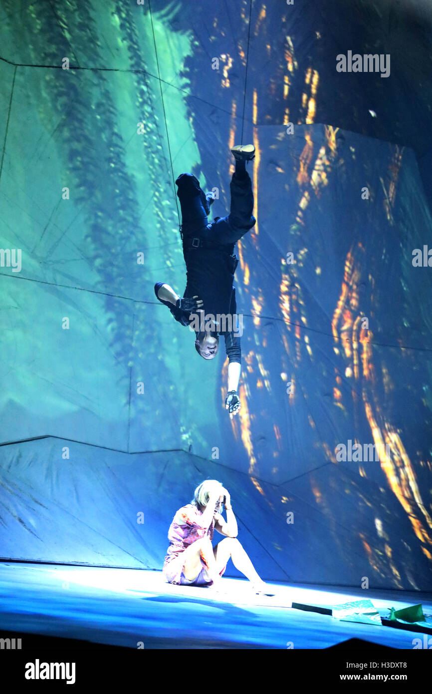 Londra, Regno Unito. Il 6 ottobre, 2016. Pic mostra: Bear Grylls - si adoperano show - prova generale per il suo nuovo spettacolo a Wembley Arena 6/10/16 Jungle survival storia di una donna il cui sono ferite sono state coperte di vermi. Credito: Gavin Rodgers/Alamy Live News Foto Stock