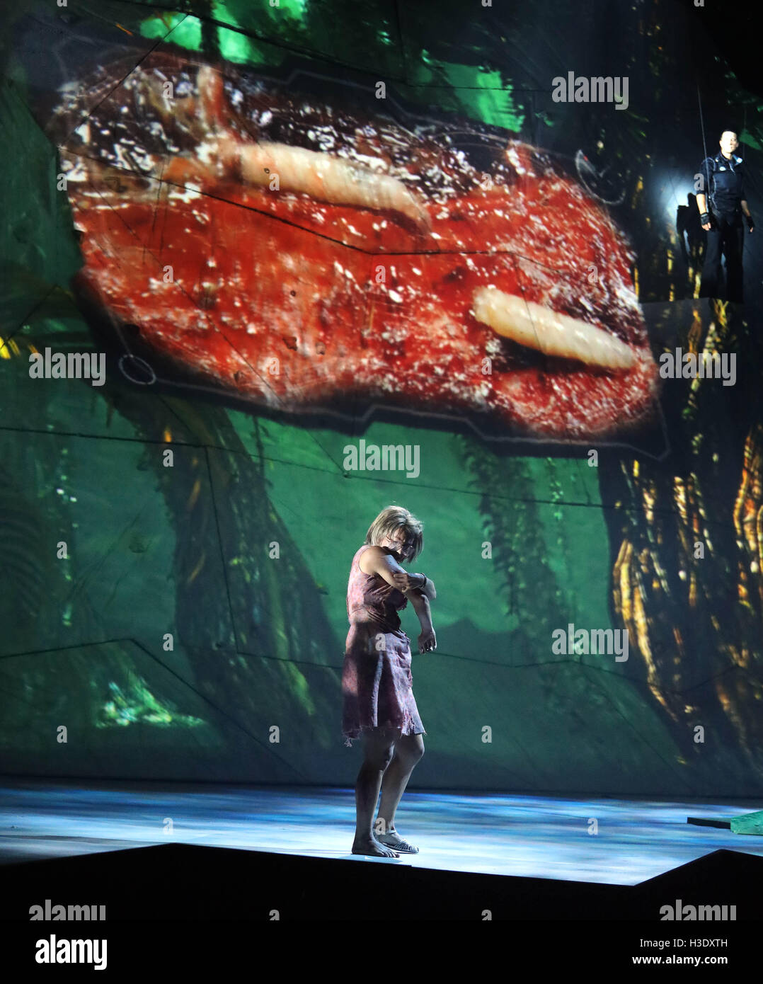 Londra, Regno Unito. Il 6 ottobre, 2016. Pic mostra: Bear Grylls - si adoperano show - prova generale per il suo nuovo spettacolo a Wembley Arena 6/10/16 Jungle survival storia di una donna il cui sono ferite sono state coperte di vermi. Credito: Gavin Rodgers/Alamy Live News Foto Stock