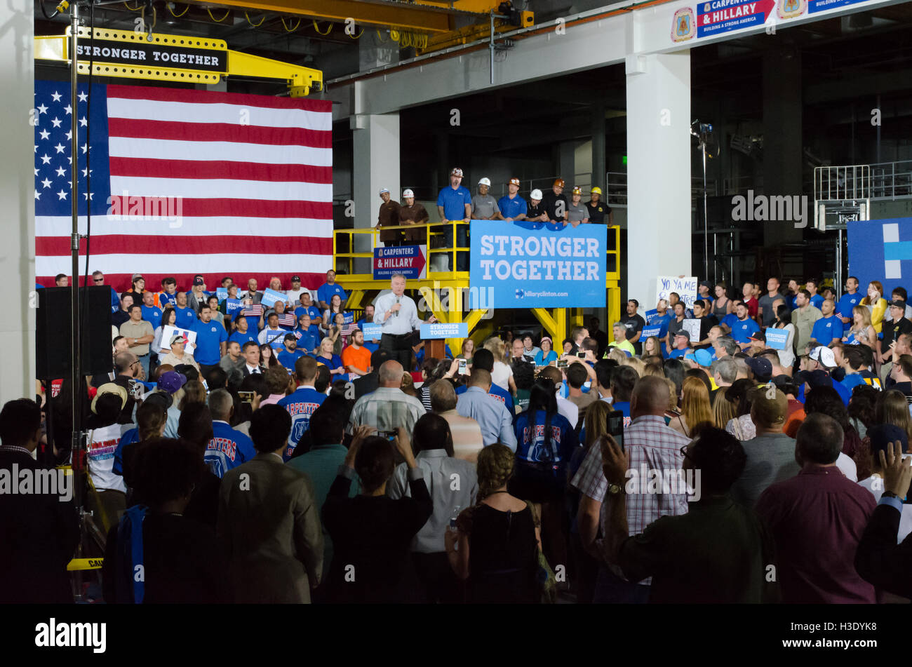 Las Vegas, Nevada, USA. Il 6 ottobre, 2016. Il senatore Tim Kaine parla alla folla al Nevada democratica manifestazione il 6 ottobre 2016 presso la UBC International Training Centre in Las Vegas NV. Credito: la foto di accesso/Alamy Live News Foto Stock