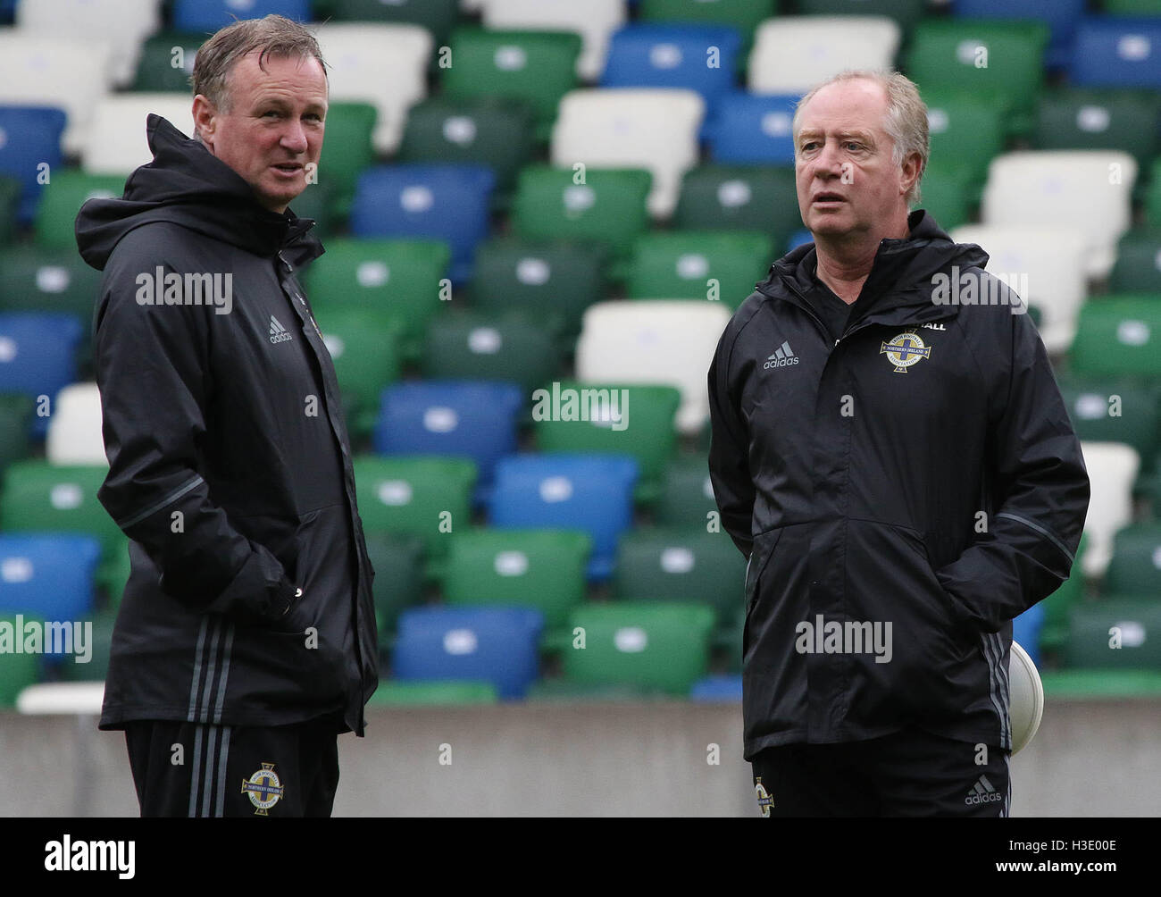 Belfast, Irlanda del Nord. 07Th Ottobre 2016. Irlanda del Nord il treno presso il National Football Stadium davanti a loro partita domani sera contro la Repubblica di San Marino. Manager Michael O'Neill (sinistra) e assistente manager Jimmy Nicholl. David Hunter/Alamy Live News. Foto Stock