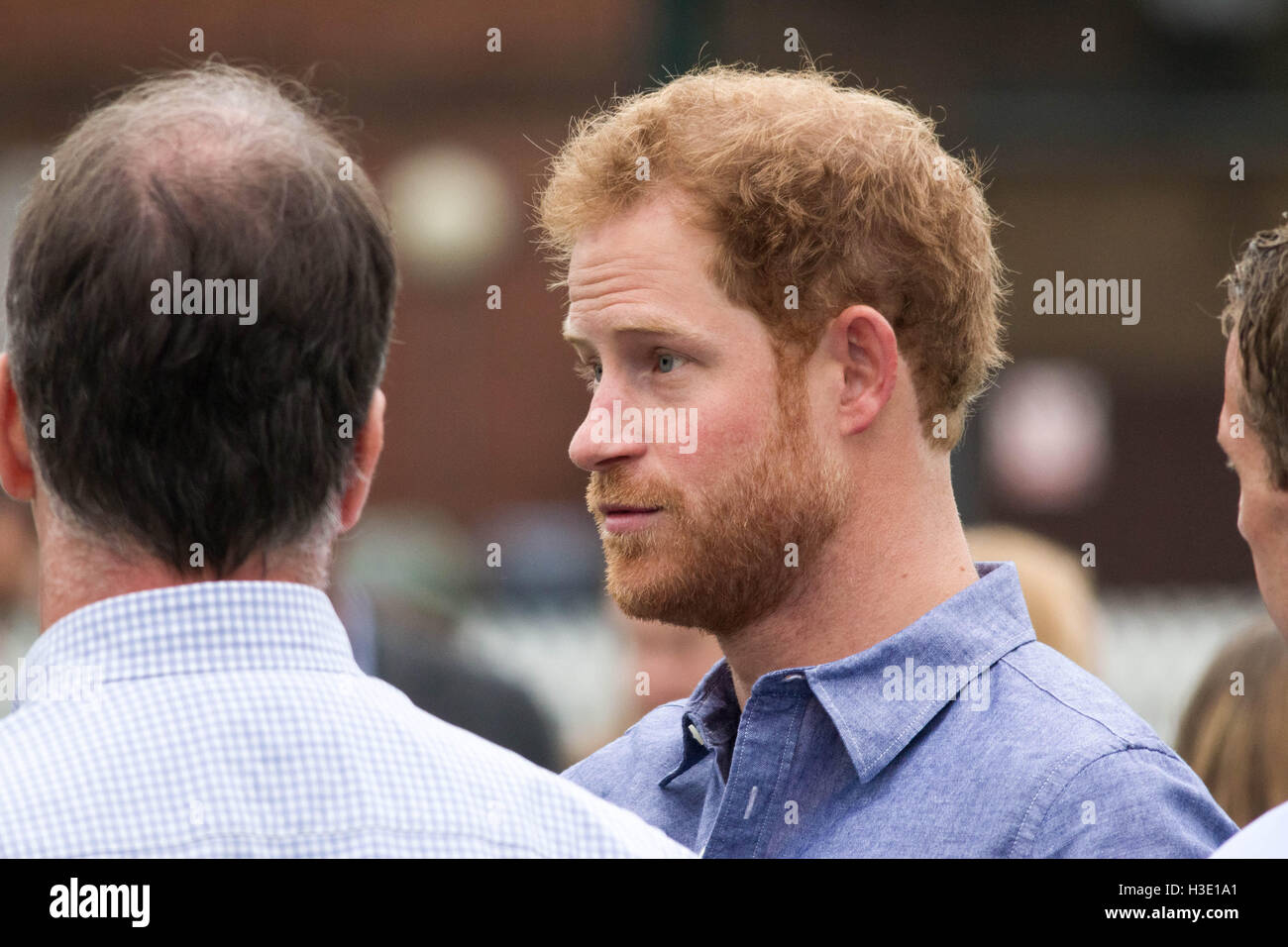 Londra, Regno Unito. Il 7 ottobre, 2016. Il principe Harry assiste Lord's Cricket Club per contrassegnare l'espansione del nucleo di pullman sports coaching Programma di apprendistato. Il principe, un club patrono, soddisfa gli apprendisti, allenatori e alcuni dei partner e sostenitori che stanno prendendo il programma di successo a 100 partner in tutto il Regno Unito dalla molla 2017 Credit: Guy Corbishley/Alamy Live News Foto Stock