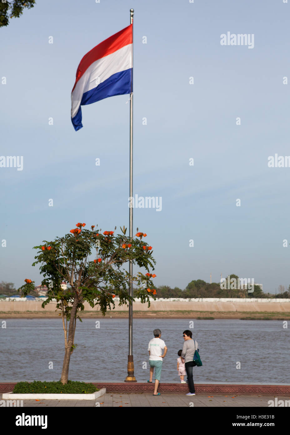 Due donne su Sisowath Quay promenade guardando il fiume Tonle Sap,Phnom Penh,Cambogia Foto Stock