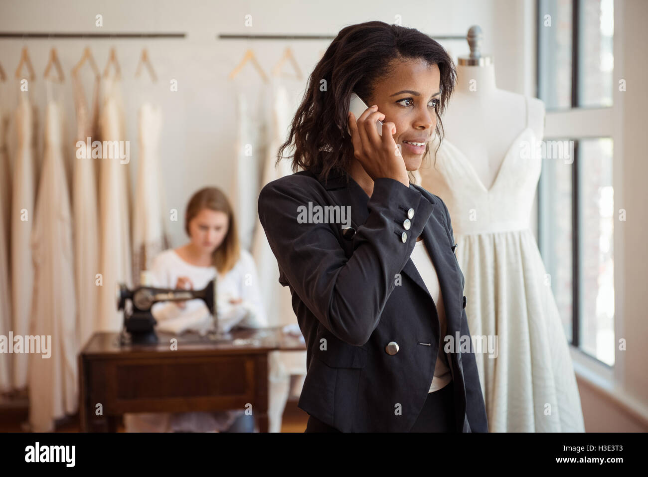 Designer di moda tenendo sul telefono cellulare Foto Stock