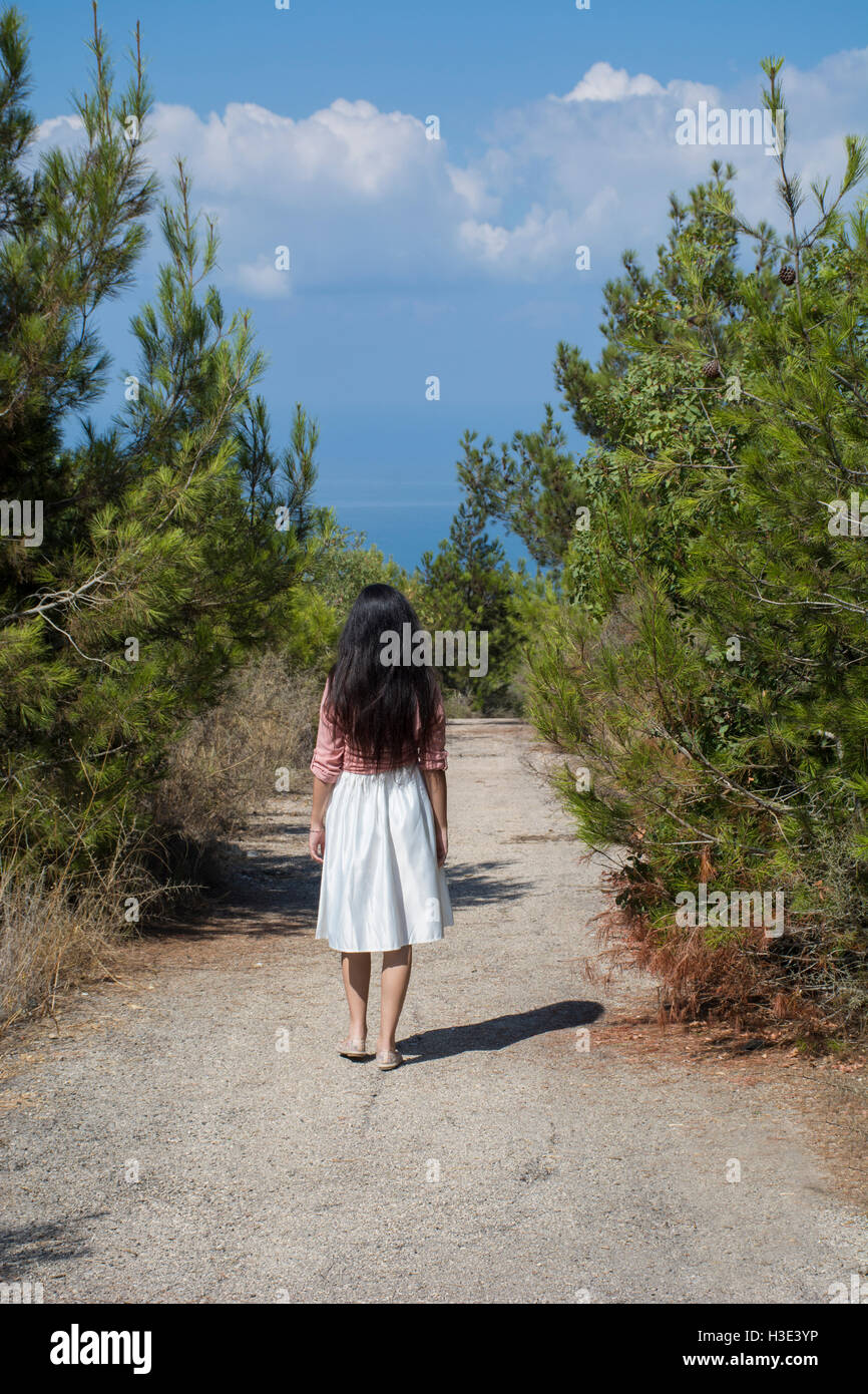 Lunghezza completa di una figura femminile passeggiate in campagna Foto Stock