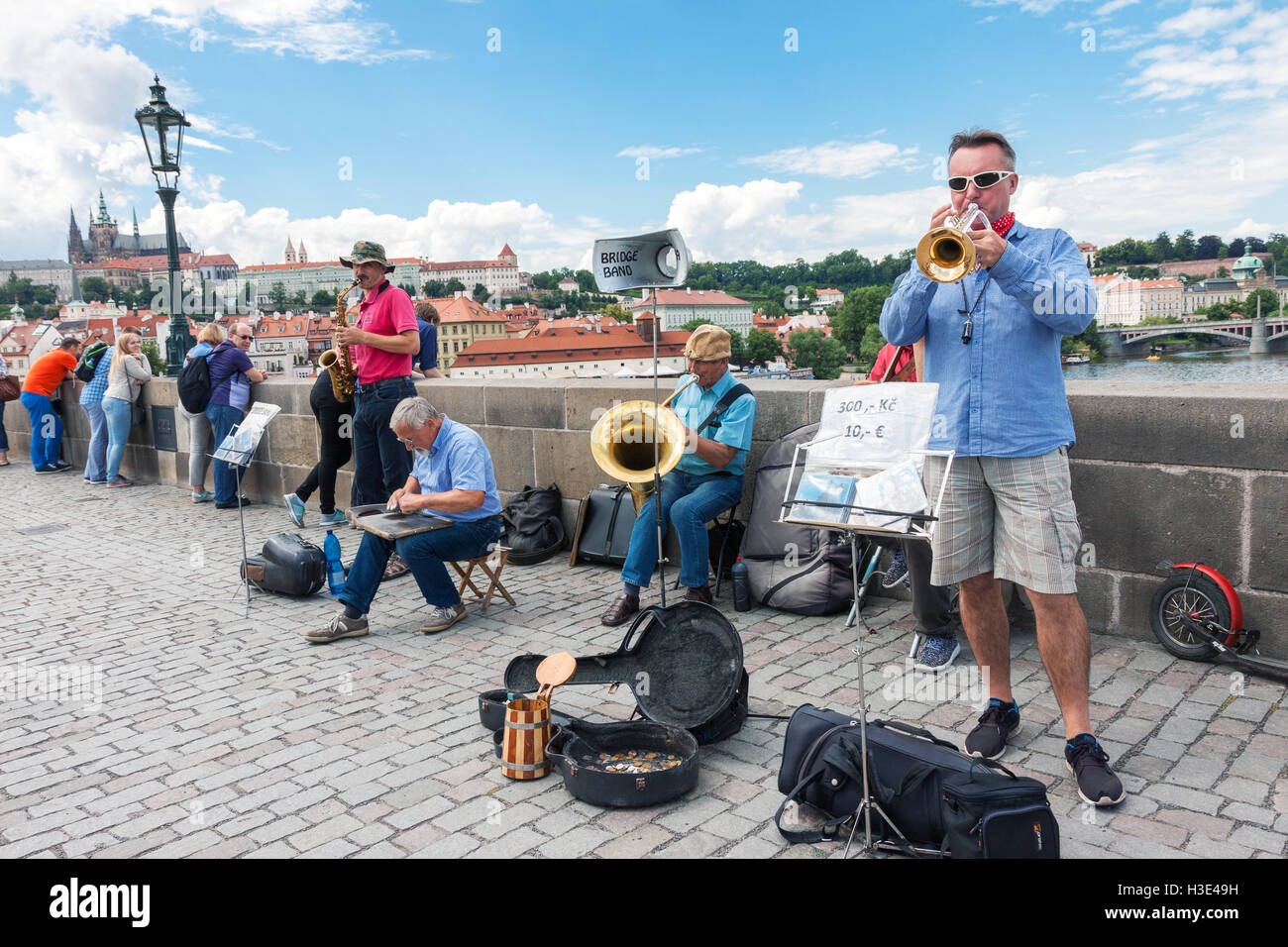 Street band musicale eseguendo sul famoso ponte Carlo a Praga, Repubblica Ceca Foto Stock