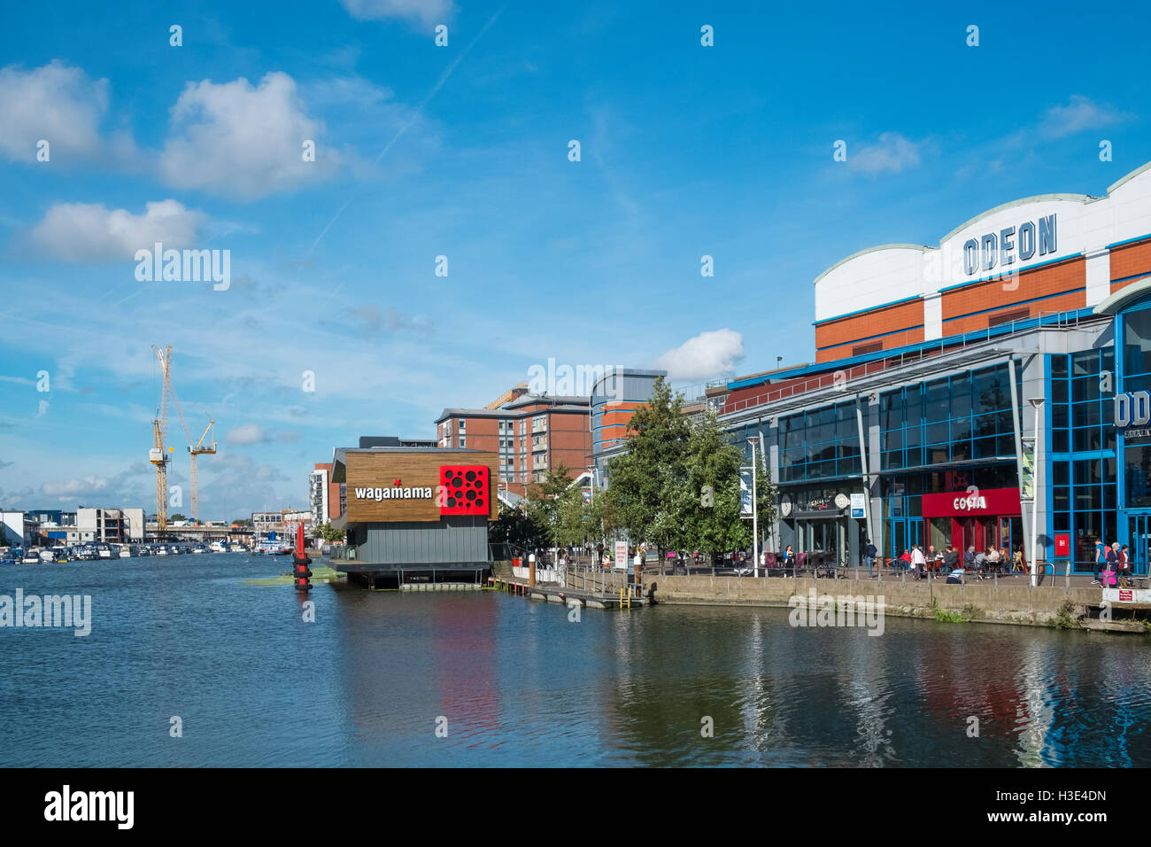 Edifici moderni sulla piscina Brayford Waterfront, Città di Lincoln, Lincolnshire, England Regno Unito Foto Stock