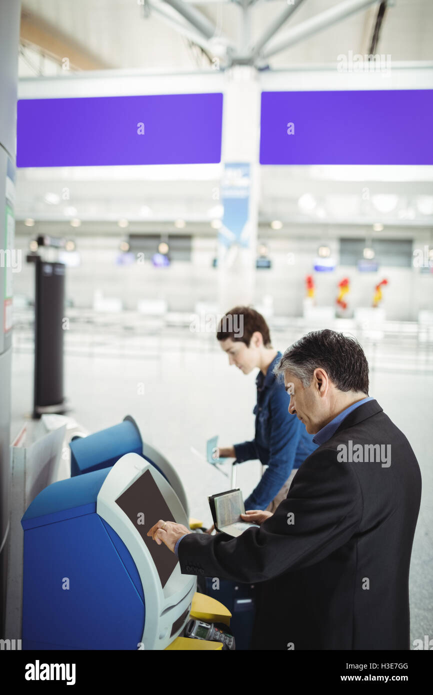 La gente di affari con servizio di self check-in macchina Foto Stock