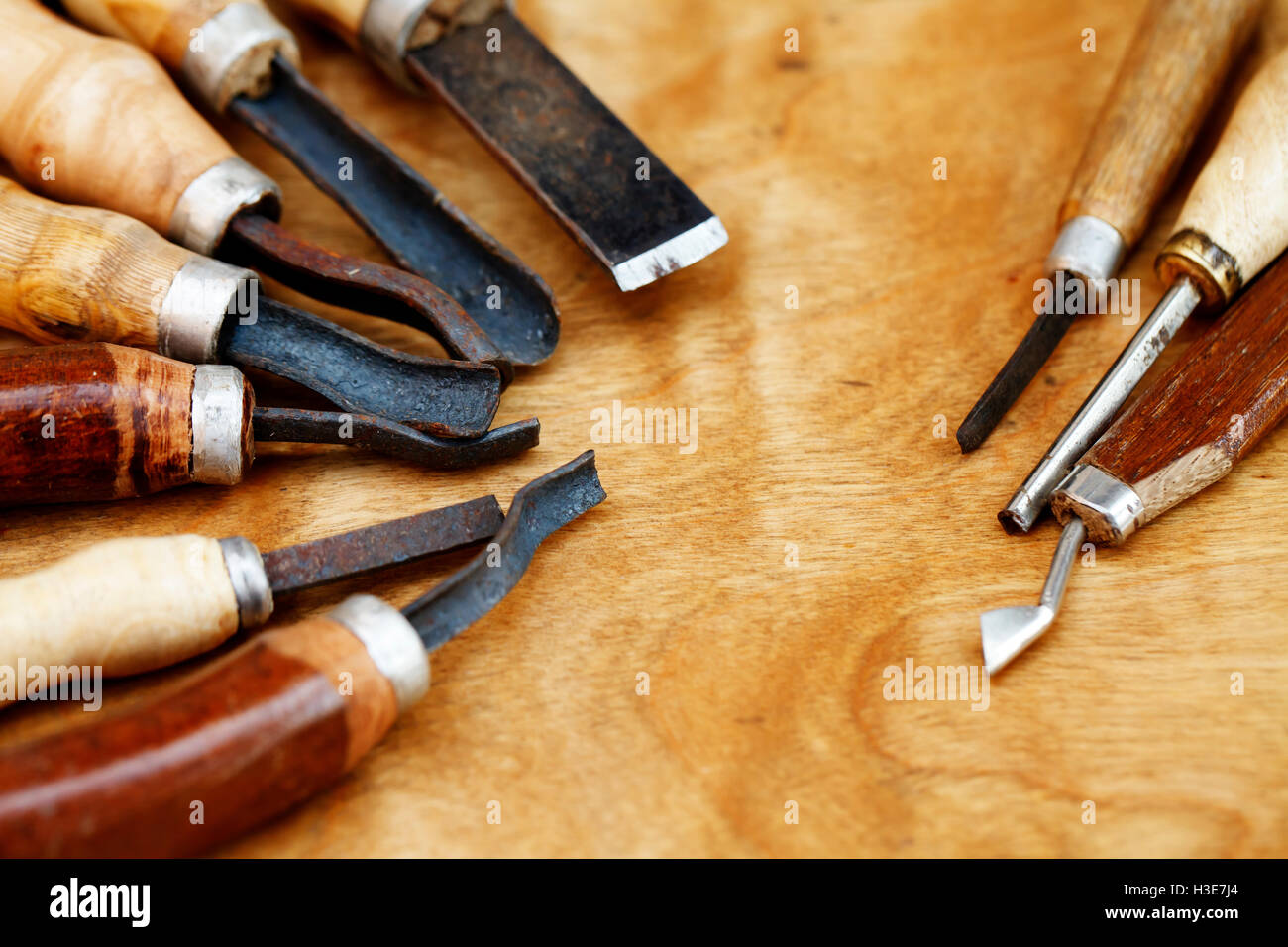 Strumenti vintage di sculture in legno di primo piano su sfondo di legno Foto Stock