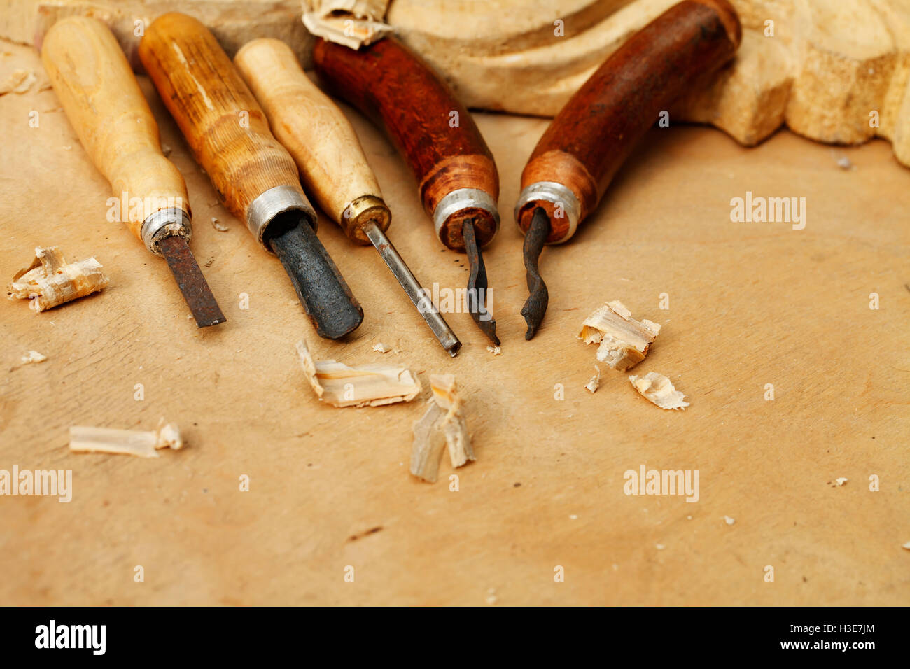 Strumenti vintage di sculture in legno di primo piano su sfondo di legno Foto Stock