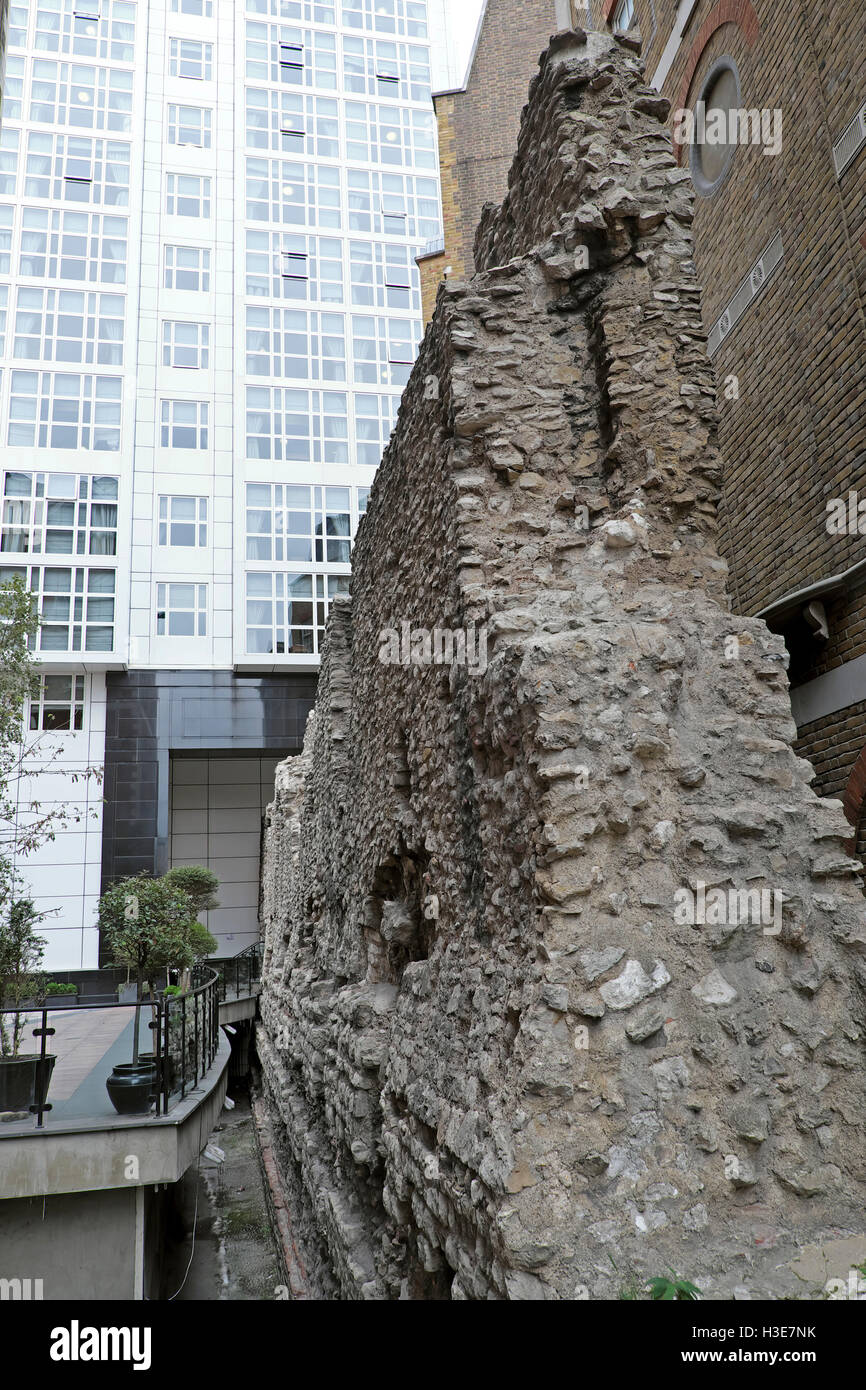 Una sezione della restante Roman London Wall tra uffici moderni edifici vicino al Tower Hill London REGNO UNITO KATHY DEWITT Foto Stock