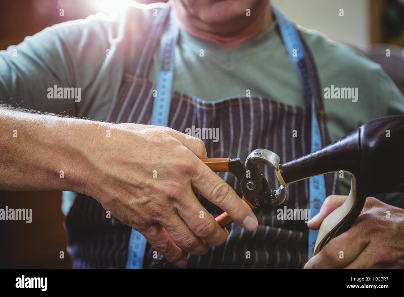 La sezione centrale del calzolaio riparazione di un tacco alto Foto Stock