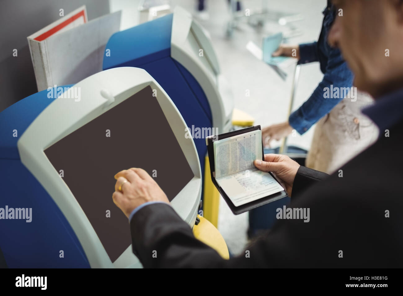 Imprenditore con servizio di self check-in macchina Foto Stock