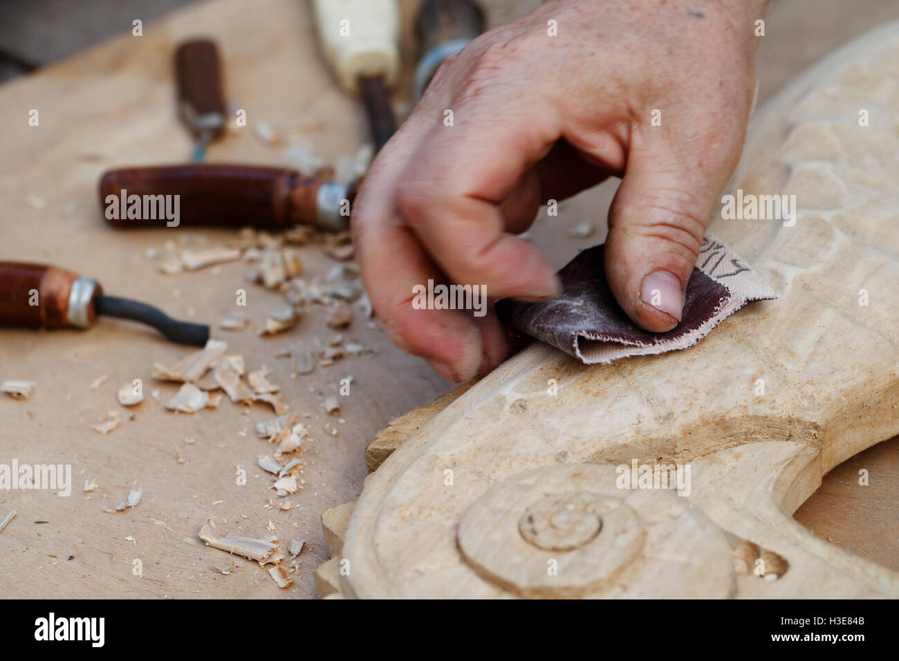 Un sculture in legno, gli strumenti e i processi di lavoro closeup Foto Stock