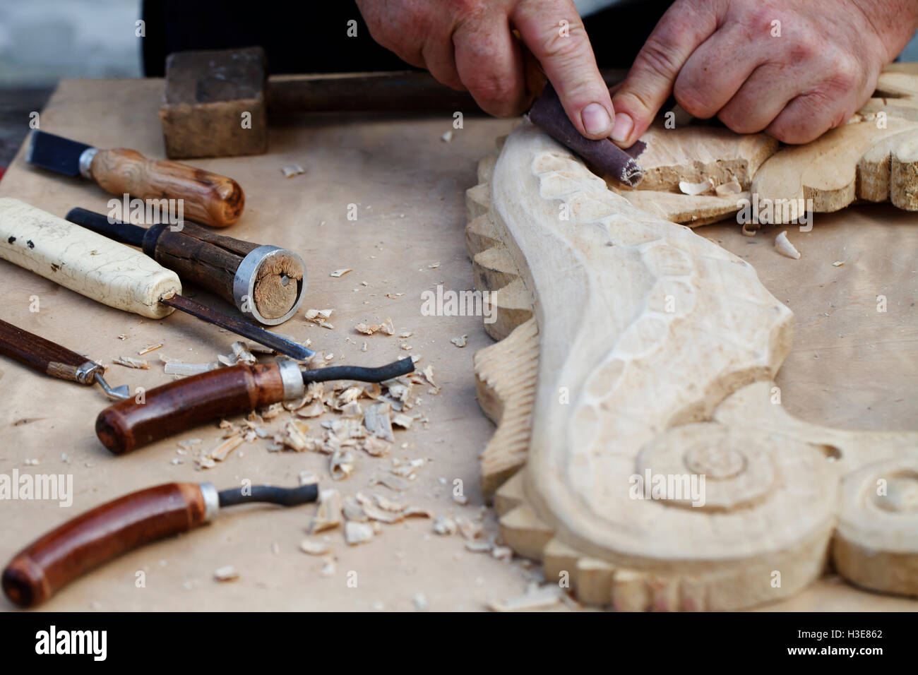 Un sculture in legno, gli strumenti e i processi di lavoro closeup Foto Stock