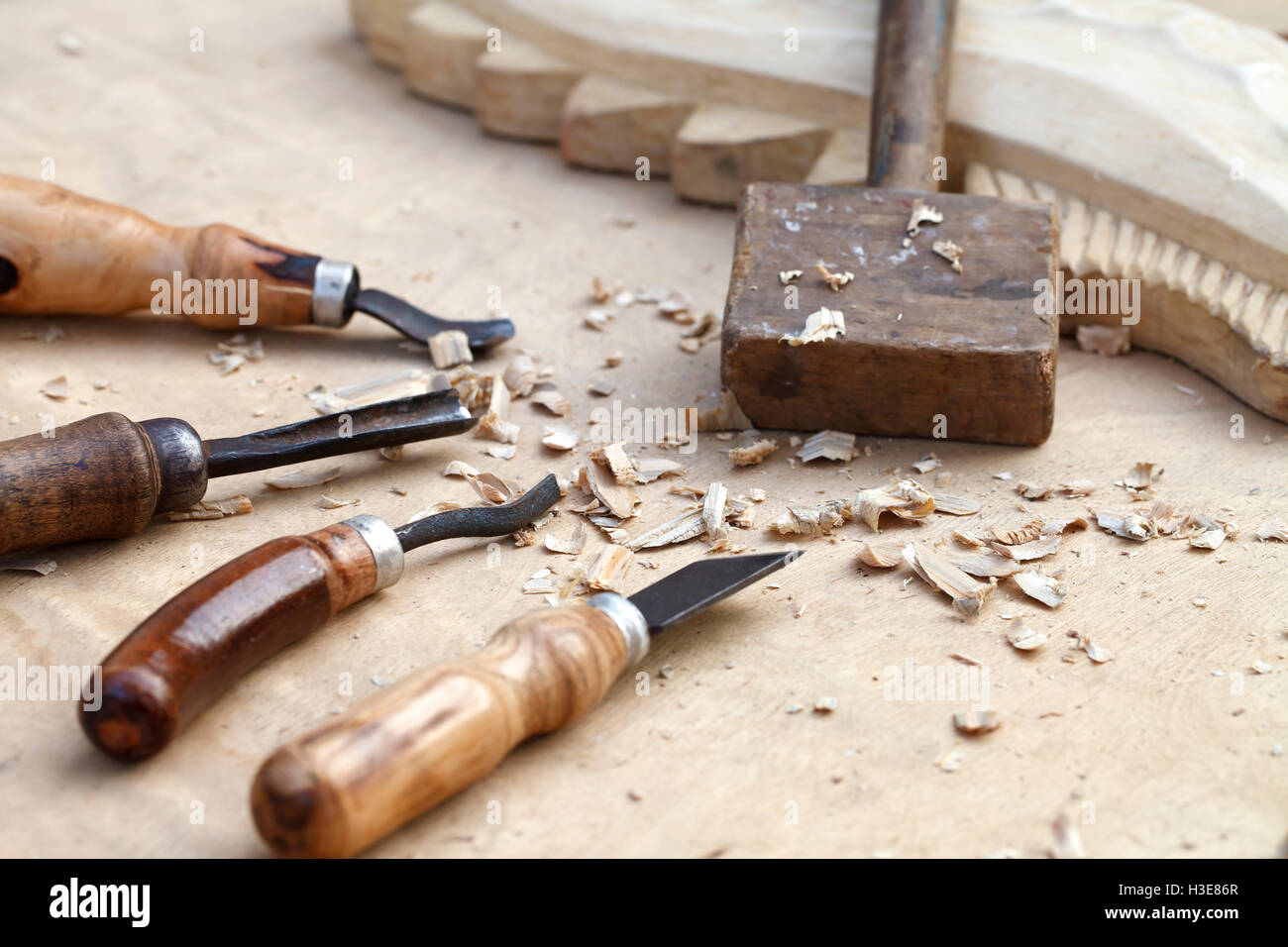 Un sculture in legno, gli strumenti e i processi di lavoro closeup Foto Stock