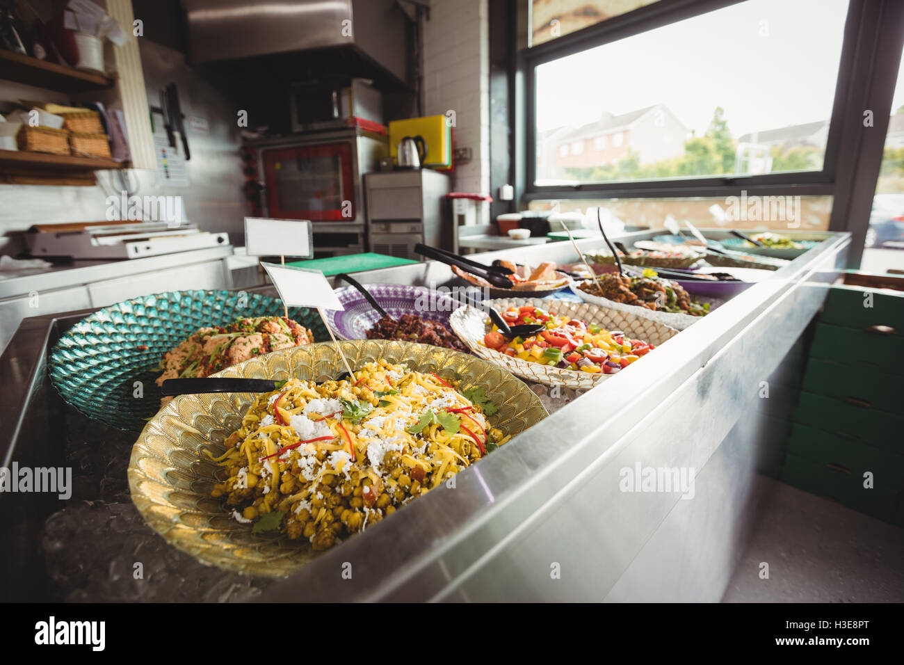 Il cibo cotto sulla piastra al bancone Foto Stock