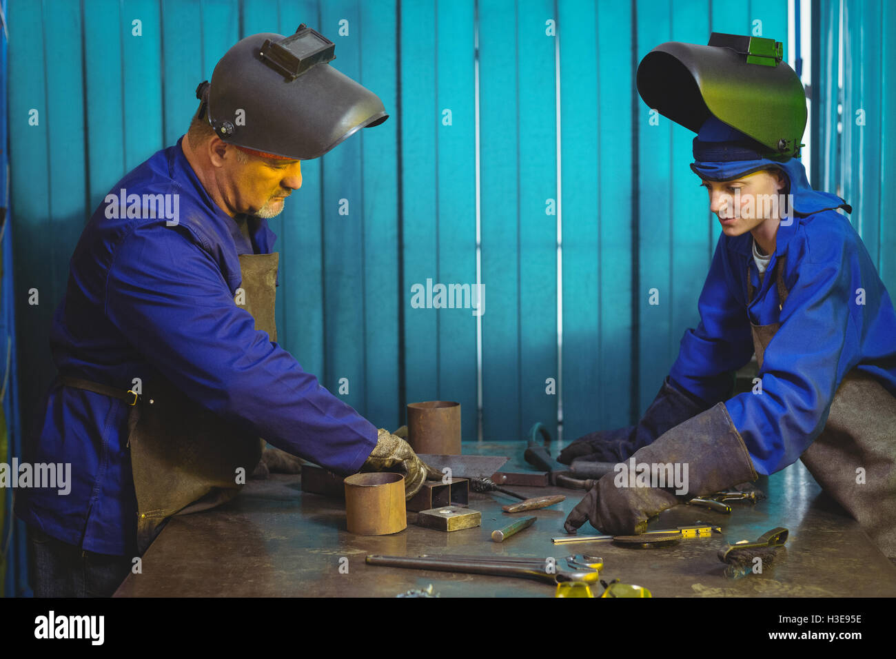 Maschio e femmina saldatrici lavorando insieme Foto Stock