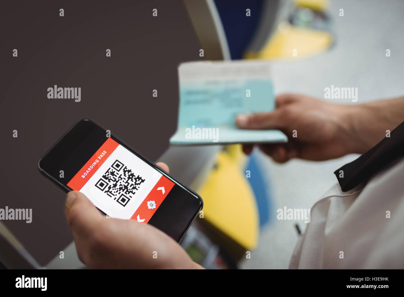 Viaggiatore con servizio di self check-in macchina Foto Stock