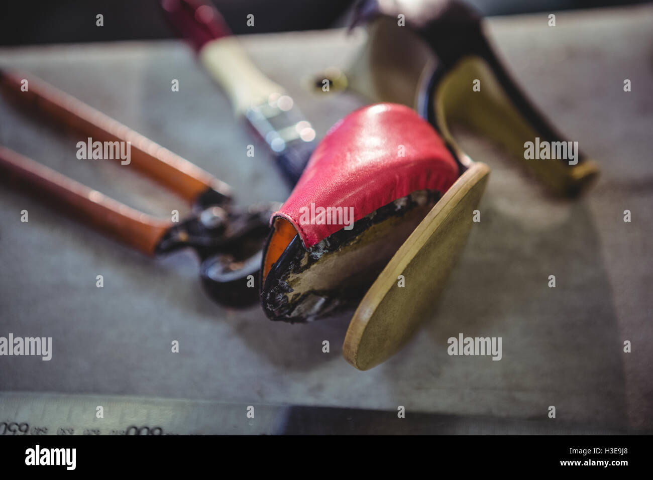 Rotture di tacco alto scarpa sulla tabella Foto Stock