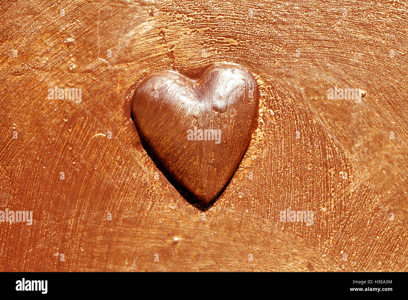 Un bel cuore di metallo verniciato in tinta oro Foto Stock