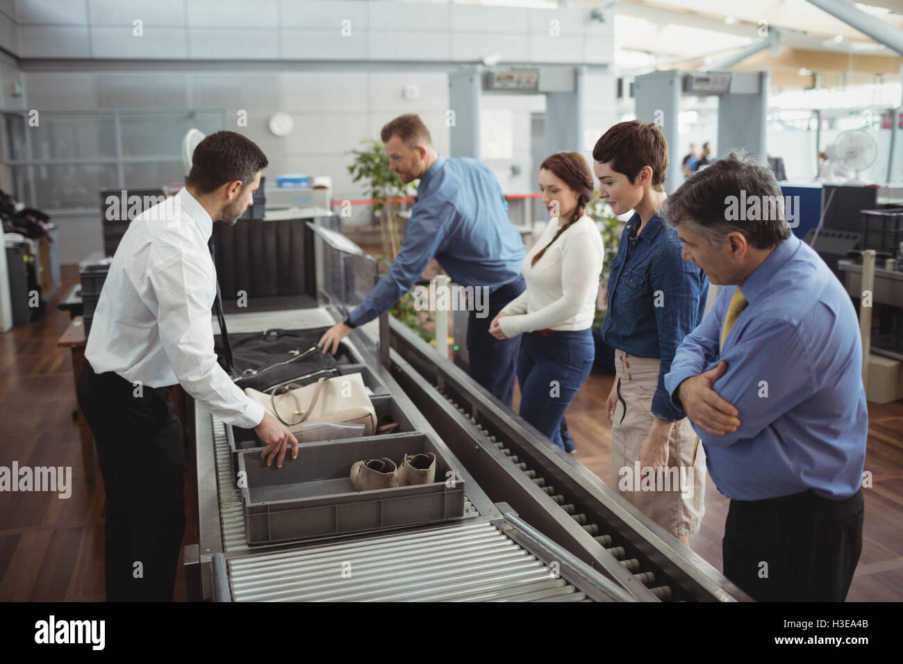 Passeggeri nel controllo sicurezza in aeroporto Foto Stock