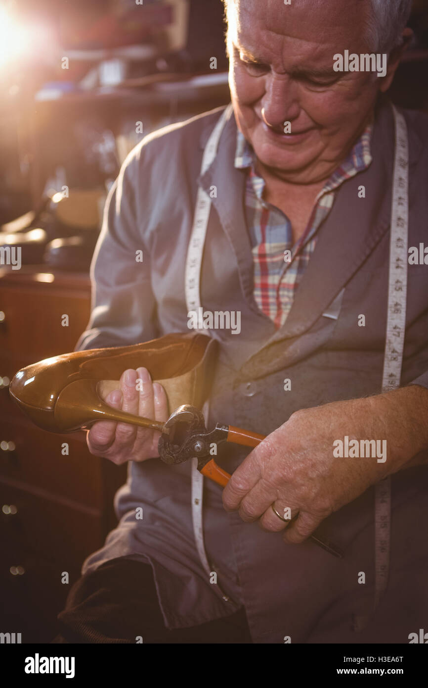 Calzolaio riparazione di un tacco alto Foto Stock