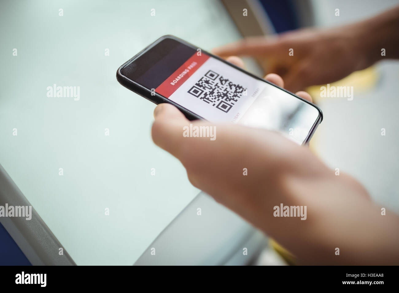 Viaggiatore con servizio di self check-in macchina Foto Stock