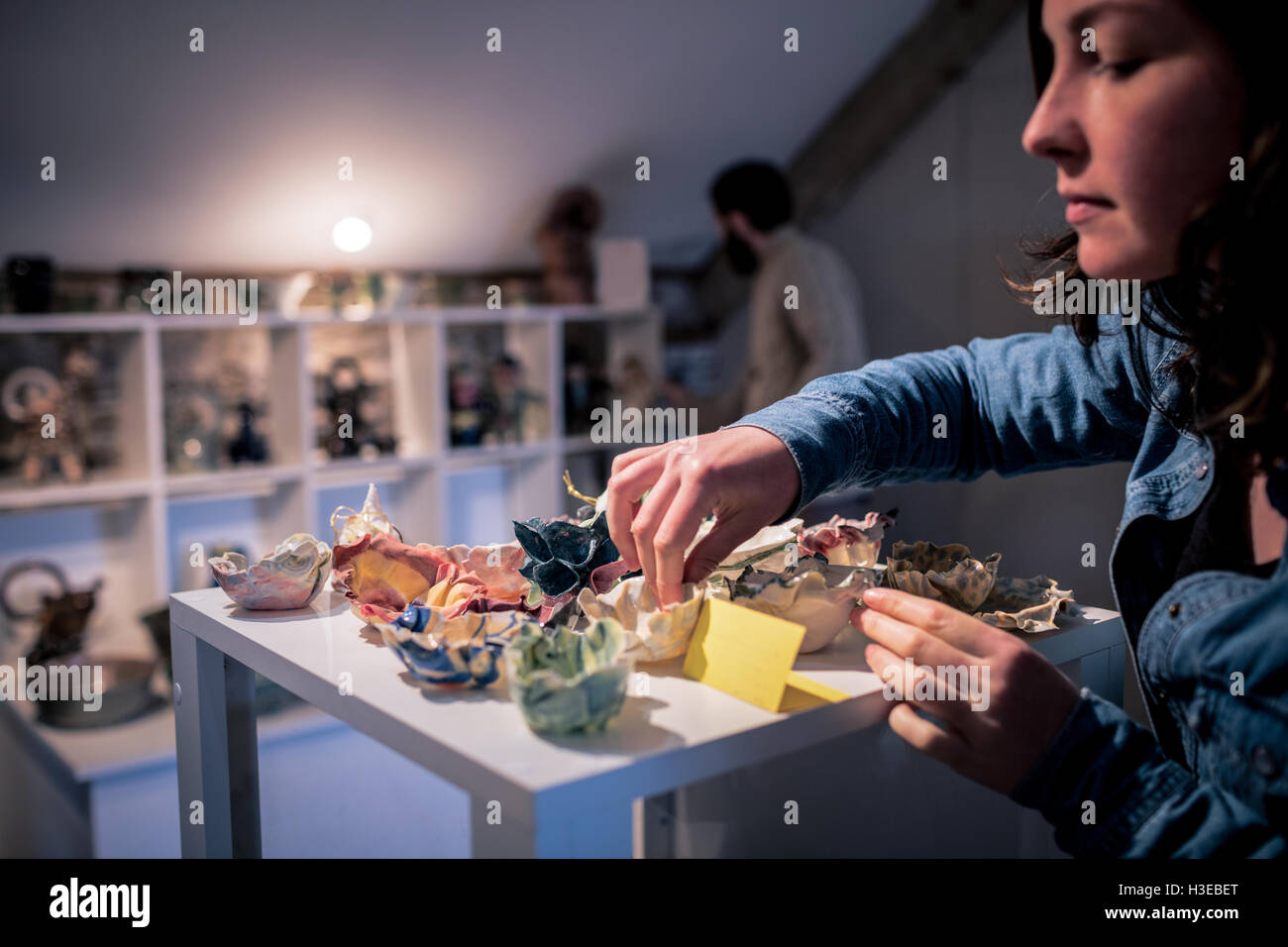 Close-up di giovane donna con contenitori in ceramica Foto Stock