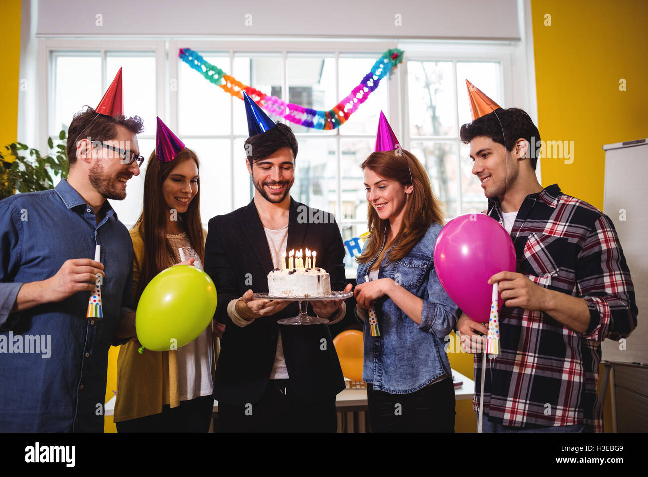 Attività creativa la gente festeggia il compleanno Foto Stock