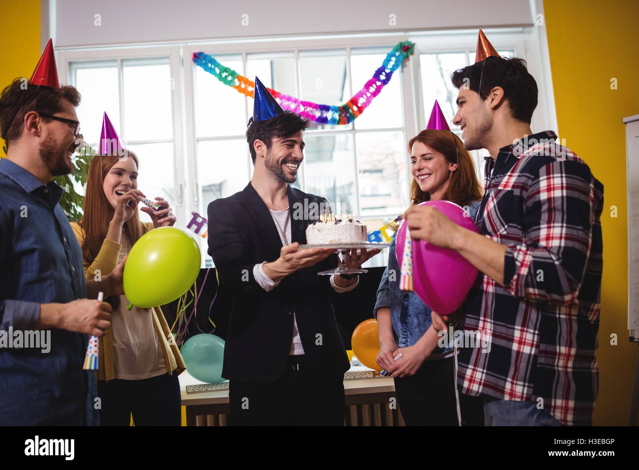 La gente di affari festeggia il compleanno Foto Stock