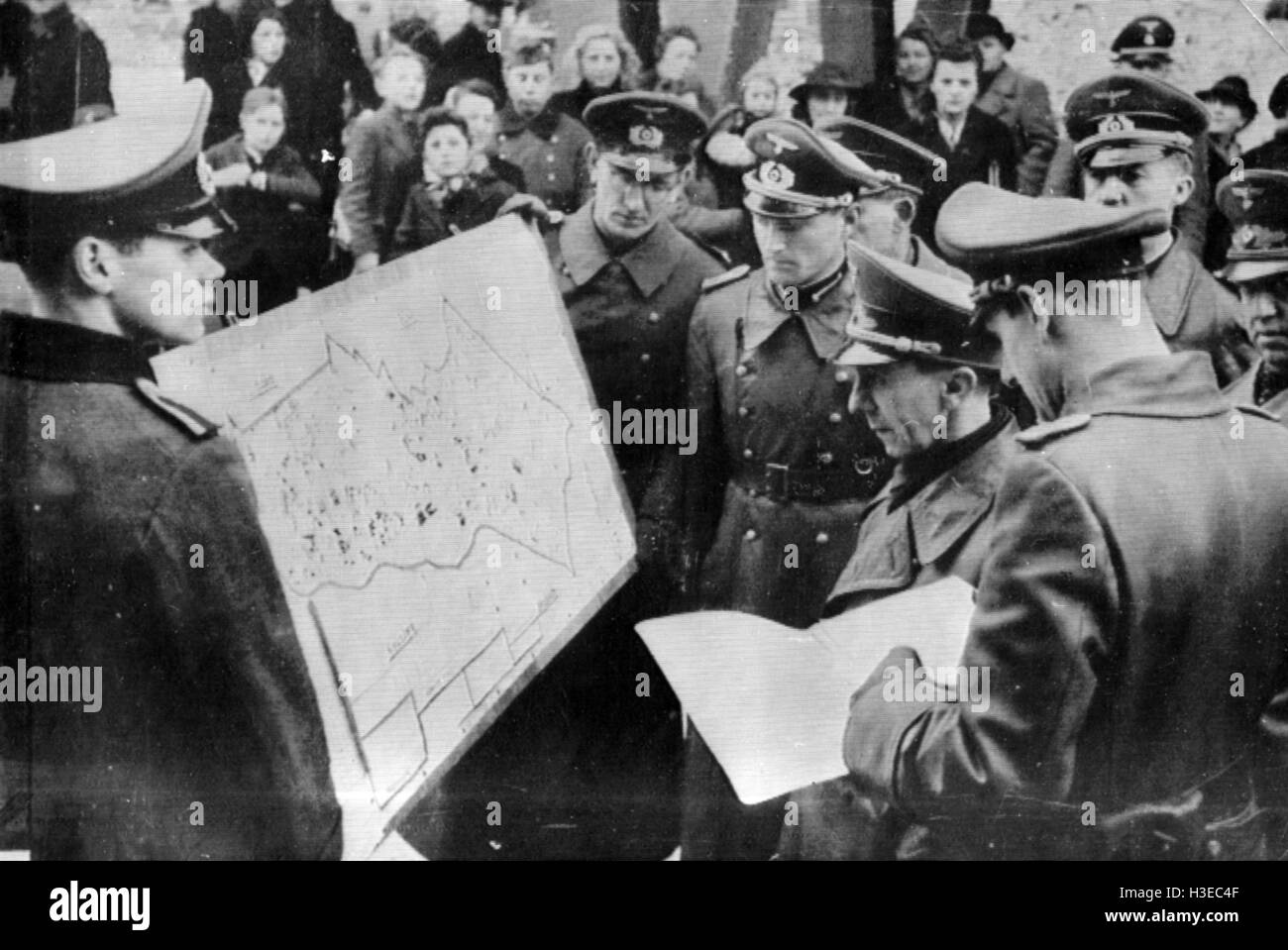 JOSEPH GOEBBELS (1897-1945) leader nazista esaminando una mappa sul danneggiamento della bomba a Berlino nel 1944 Foto Stock