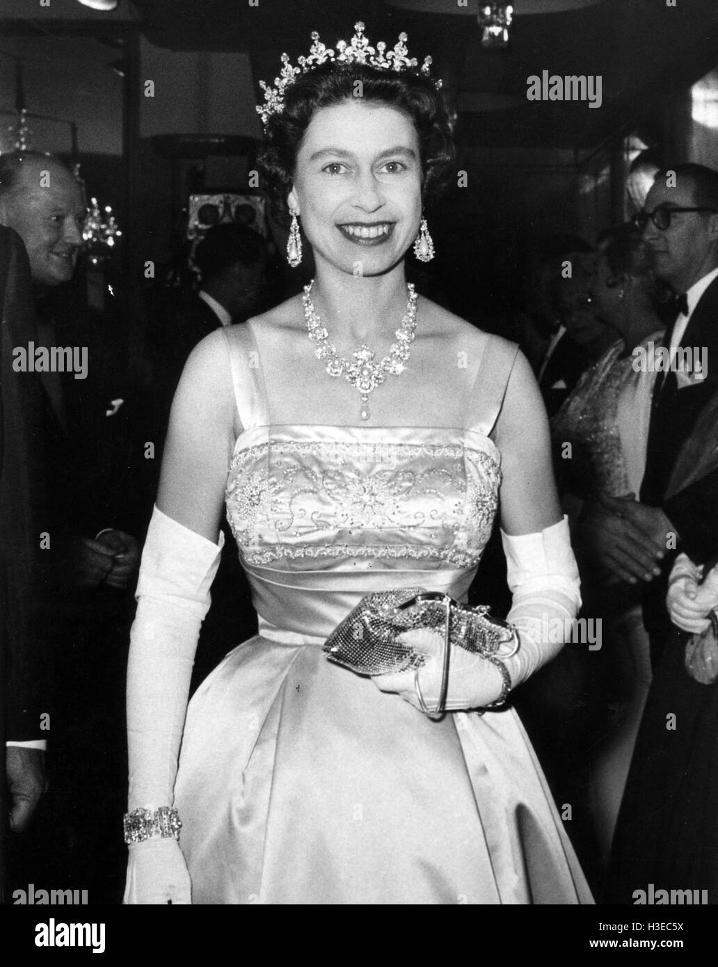 La Regina Elisabetta II a una premiere del film circa 1955 Foto Stock