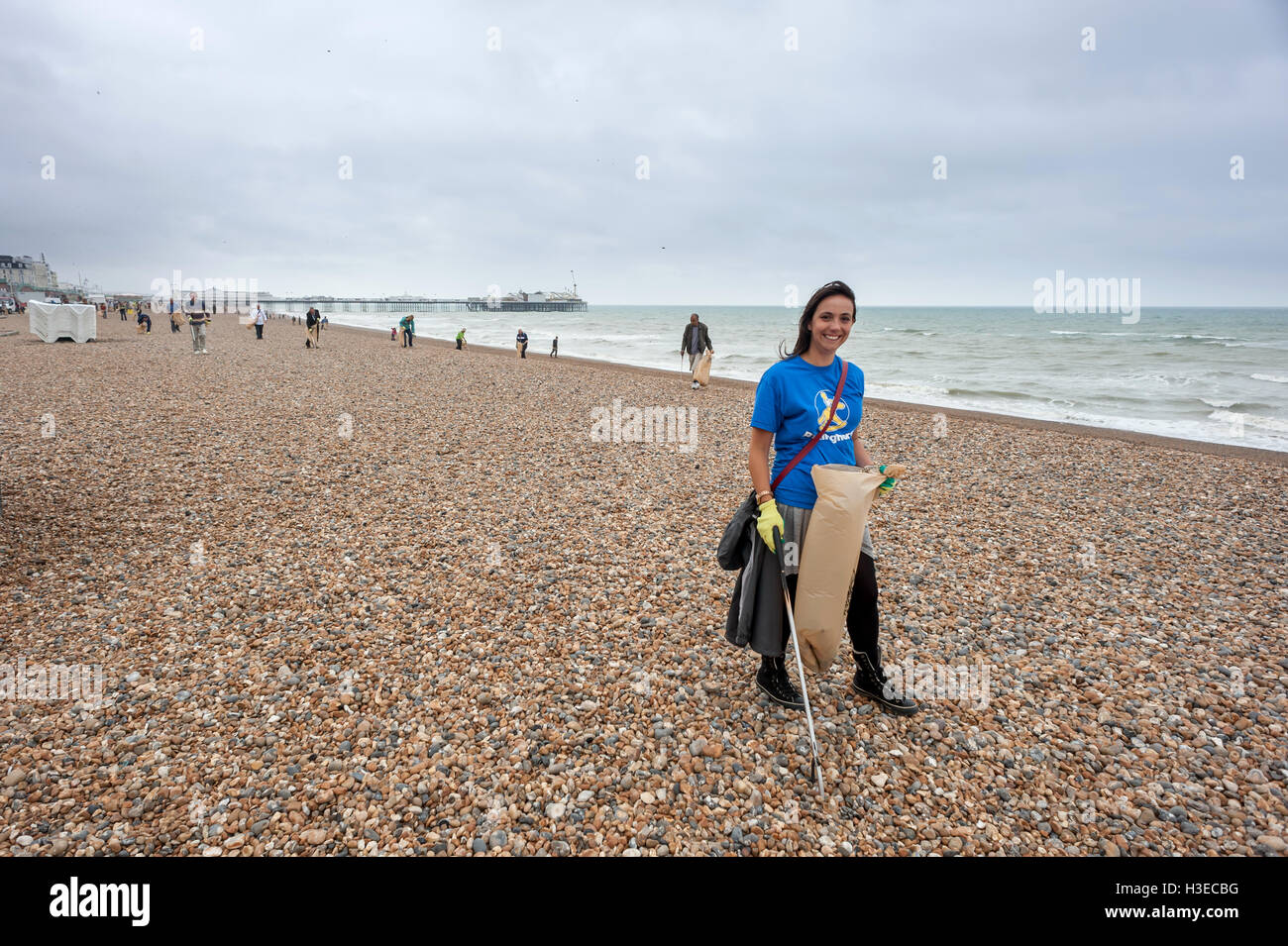 I volontari hanno risposto al consiglio di Brighton la chiamata per volontari per aiutare a ripulire la città la spiaggia dopo un sacco di daytrippers Foto Stock