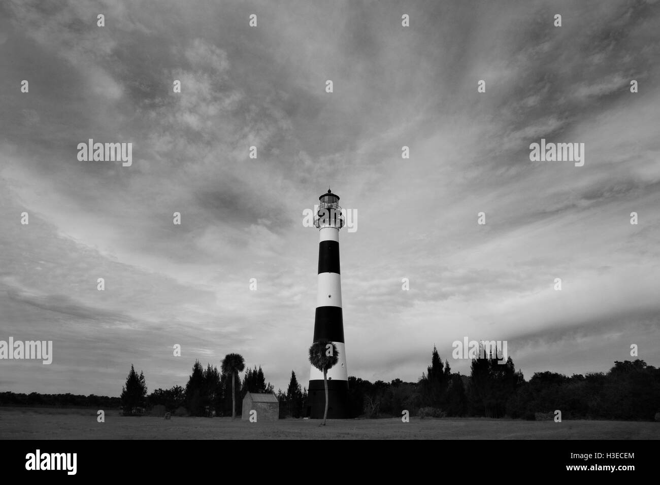 Caratteristico Faro di Cape Canaveral in un'immagine in bianco e nero con sorge in ampie nuvole sopra il capo. Foto Stock