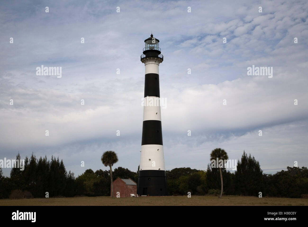 Una pioggia laden mattina al Faro di Cape Canaveral, in Florida, ha prodotto un interessante sullo sfondo di nuvole per lo storico faro a luce rotante. Foto Stock