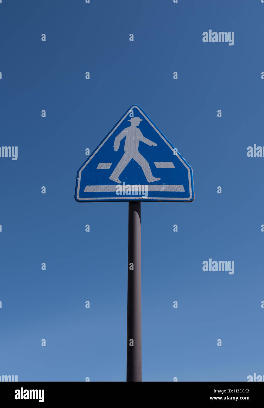 Il traffico di segnalazione, il traffico pedonale cartello stradale isolato su sfondo bianco.colore blu Foto Stock