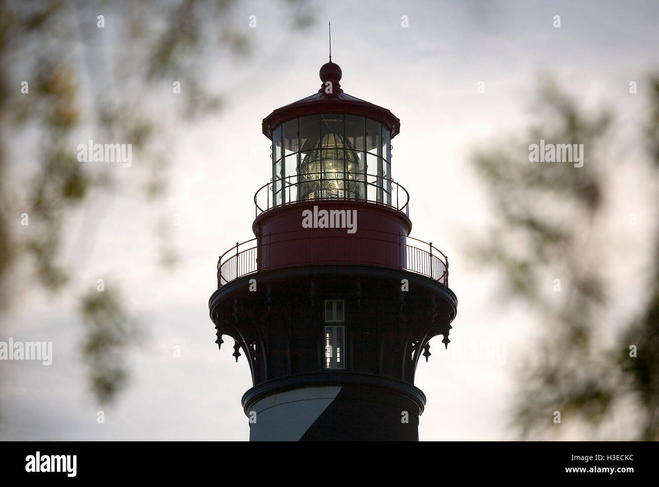 La sala della lanterna della storica St Augustine Lighthouse sembra bello come la lente di fresnel è retro-illuminato dal sole discendente. Foto Stock