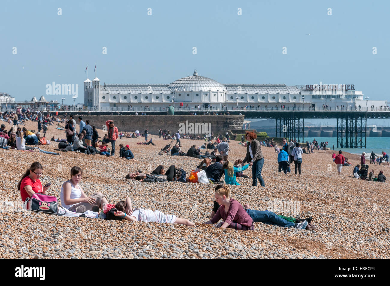 La spiaggia di Brighton sul soleggiato nel pomeriggio a molla Foto Stock