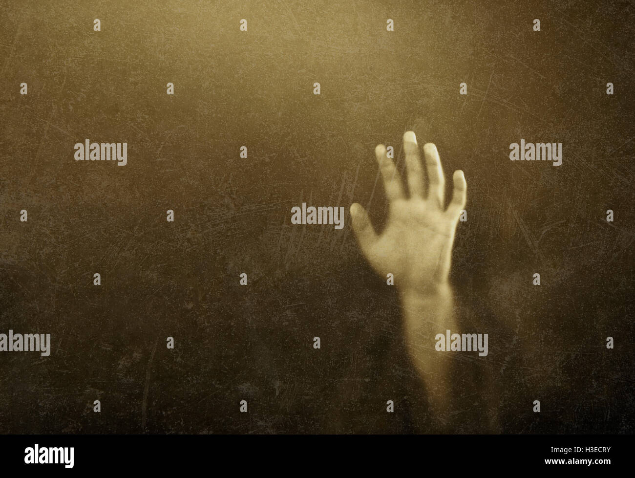 Figura oscura dietro polverosi vetro graffiato Foto Stock