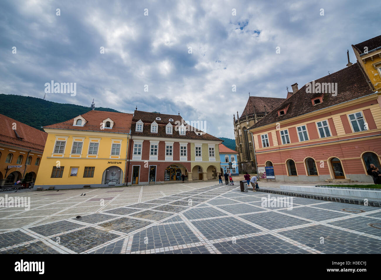 Civiltà urbana Museo (sinistra) a Piazza del Consiglio, la piazza principale di Brasov, Romania Foto Stock