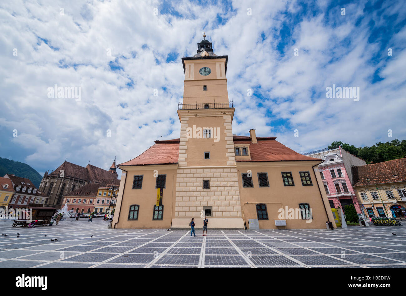 Ex Municipio di Brasov, Romania chiamato casa Consiglio al Consiglio Square, il museo di storia di oggi. La Chiesa nera su sfondo Foto Stock