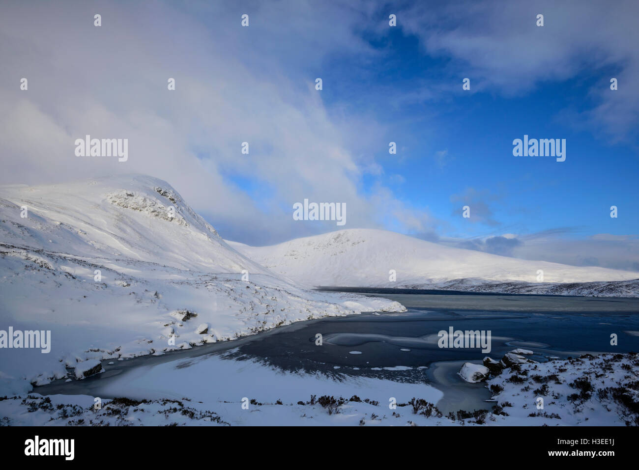 Bloccare Skeen parzialmente congelato e colline circostanti di metà Craig (sinistra) e testa Lochcraig (dietro) coperto di neve profonda, Foto Stock