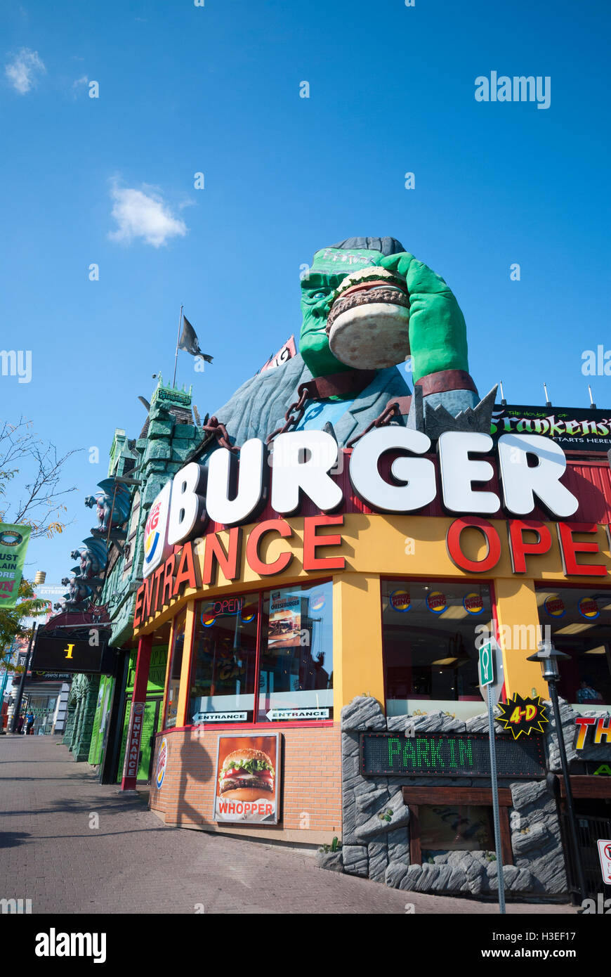 Un bizzarro Burger King ristorante franchising con Frankenstein tenendo un burger il Clifton Hill in Niagara Falls Canada Foto Stock