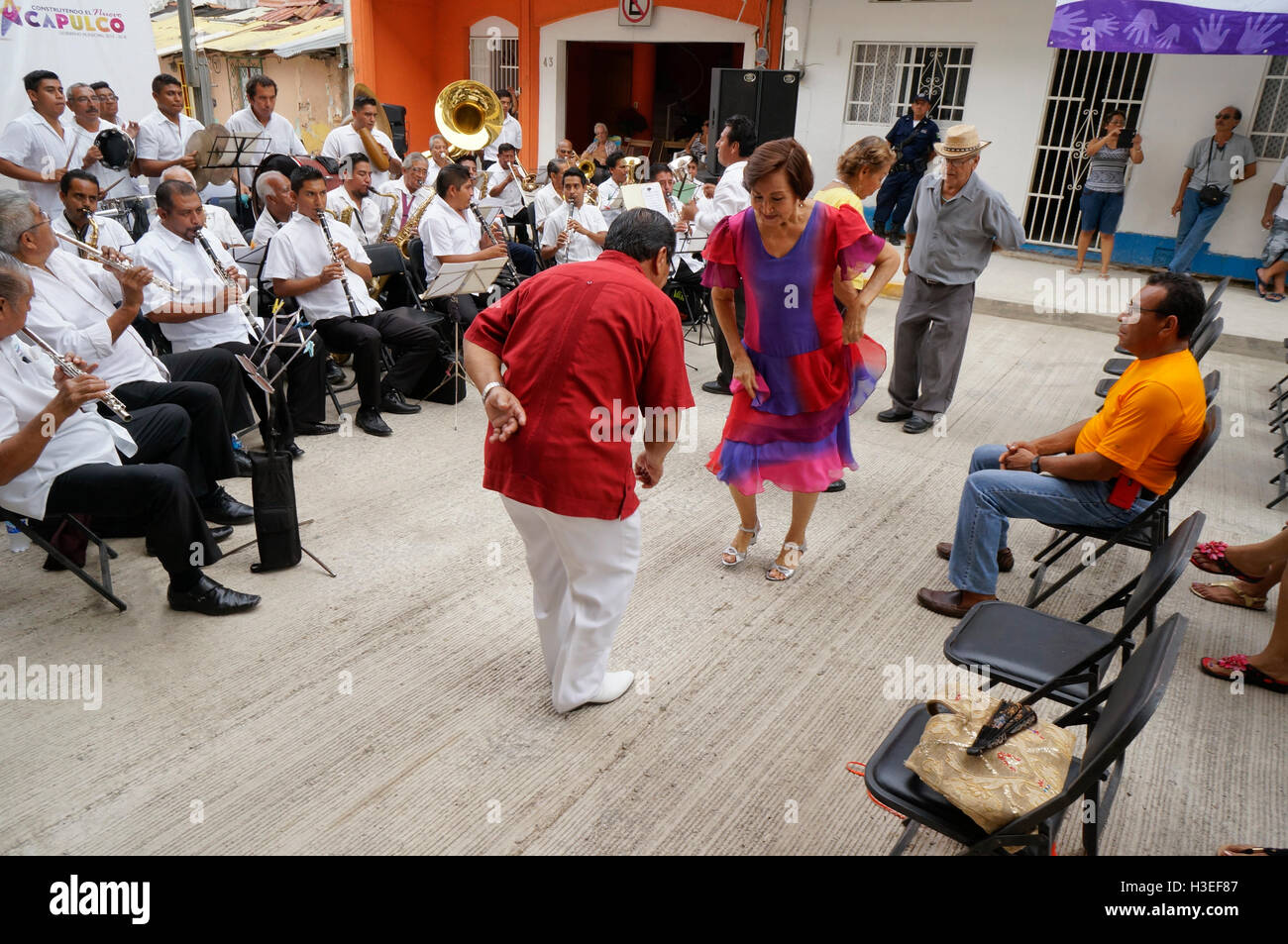 Coppia di anziani ballare una comunità street festival in Acapulco, Messico. Foto Stock